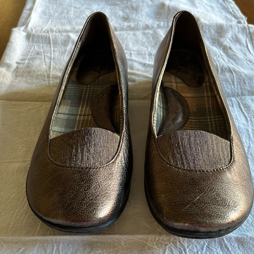 Born copper colored flats. Size 7